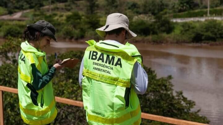 Agentes do Ibama fazendo anotações