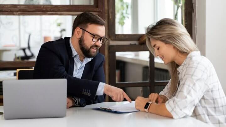 Advogado explicando Due Diligence para o cliente em uma mesa