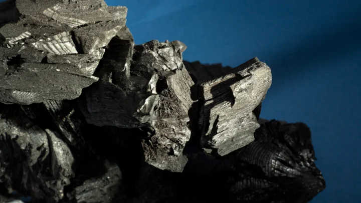 view-natural-charcoal-minerais-críticos